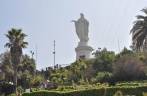 A famosa estátua de Nossa senhora no topo do Cerro San Cristobal, em Santiago, capital do Chile